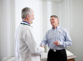 médecin et patient satisfait de la prostatite traitée
