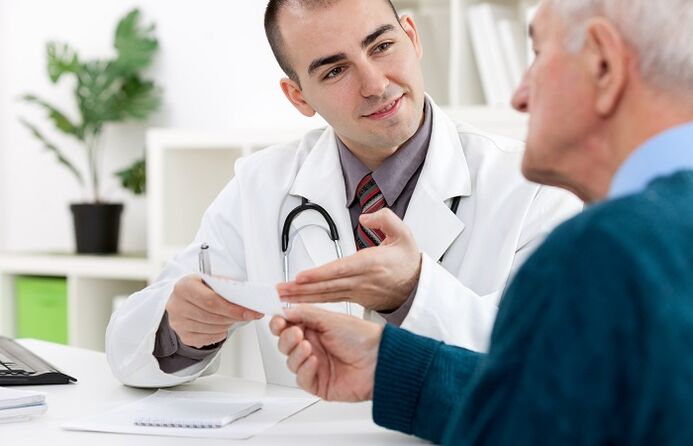 le médecin prescrit des médicaments pour la prostatite